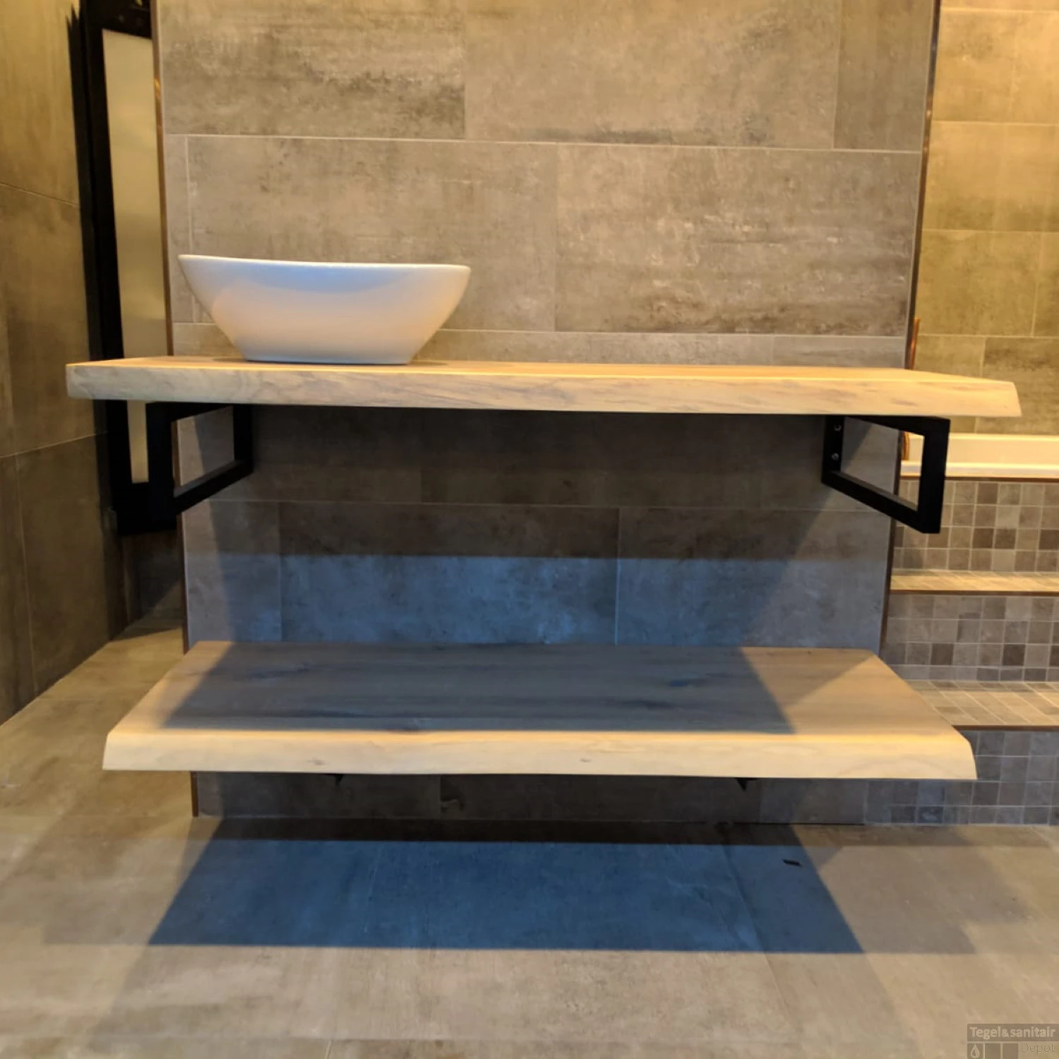 Badkamermeubel BWS Woodstone Twee Bovenbladen Met Boomstamkant 140 Cm (met Beugels En Waskom) 2 Badkamermeubel BWS Woodstone Twee Bovenbladen Met Boomstamkant 140 Cm (met Beugels En Waskom) - Afbeelding 2