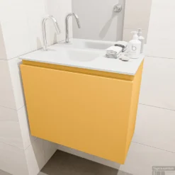 MONDIAZ OLAN 60cm Toiletmeubel Ocher. LEX Wastafel Talc Links 1 Kraangat -Zalig Baden Verkoopwinkel badkamermeubel olan ocher model lex talc mid 0009