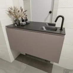 MONDIAZ OLAN 100cm Toiletmeubel Smoke. LEX Wastafel Urban Rechts 1 Kraangat -Zalig Baden Verkoopwinkel badkamermeubel olan smoke model lex urban mid 0023