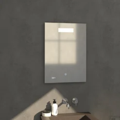 Badkamerspiegel Met LED Verlichting Sanitop Clock 50x70 Cm Met Digitale Klok En Sensor