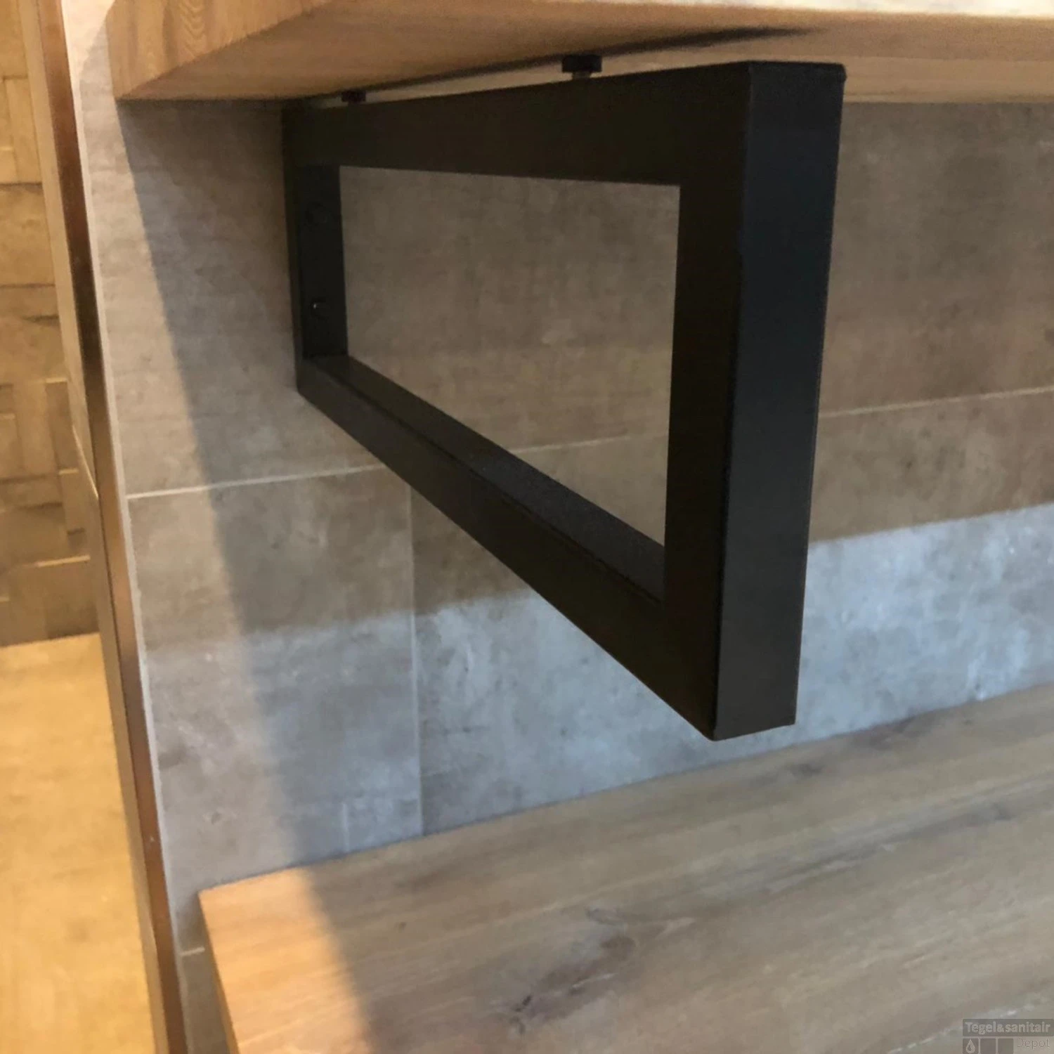 Badkamermeubel BWS Woodstone Twee Bovenbladen Met Boomstamkant 140 Cm (met Beugels En Waskom) 4 Badkamermeubel BWS Woodstone Twee Bovenbladen Met Boomstamkant 140 Cm (met Beugels En Waskom) - Afbeelding 4