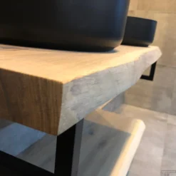 Badkamermeubel BWS Woodstone Twee Bovenbladen Met Boomstamkant 140 Cm (met Beugels En Waskommen) -Zalig Baden Verkoopwinkel badmeubelset bws woodstone 140 cm twee planken zwarte waskommen detail 1