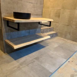 Badkamermeubel BWS Woodstone Twee Bovenbladen Met Boomstamkant 80 Cm (met Beugels En Waskom) -Zalig Baden Verkoopwinkel badmeubelset bws woodstone 80 cm twee planken zwarte kom detail3