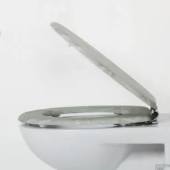 Toiletzitting Tiger Titan Comfort Feel Softclose Houtstructuur Grijs -Zalig Baden Verkoopwinkel toiletzitting tiger titan comfort feel softclose houtstructuur grijs sfeer 2